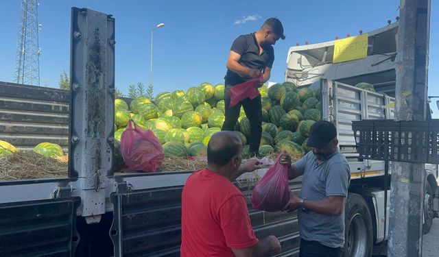 Esnaftan Örnek Davranış: 30 Ton Karpuzu Ücretsiz Dağıttı