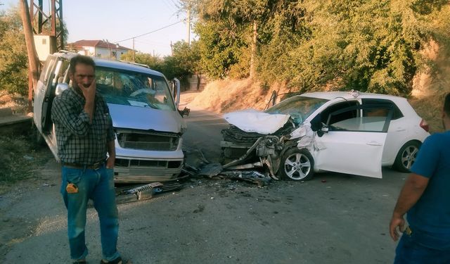 Ticari Araç ile Otomobil Kafa Kafaya Çarpıştı: 1 Kişi Yaralandı