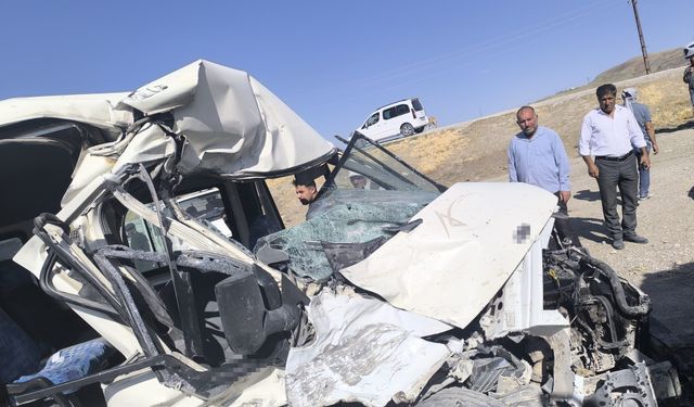 Van’da Minibüs ile Kamyon Çarpıştı: 1 Kişi Yaralandı