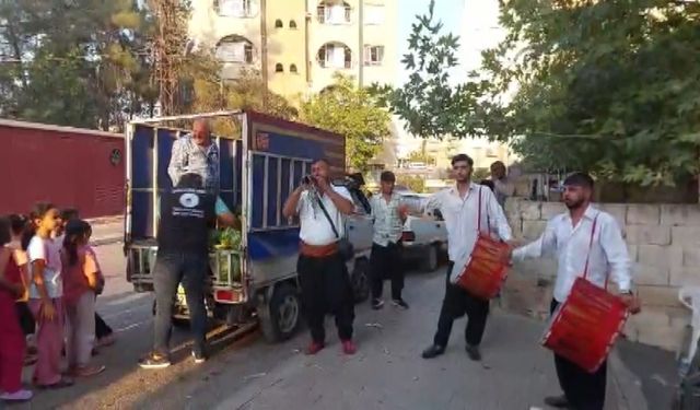 Hayırsever esnaf 7 ton karpuzu davul zurna eşliğinde 10 dakikada dağıttı