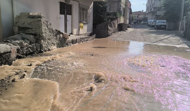 Siirt'te İçme Suyu Hattı Patladı: Çarşı Merkezi Sular Altında Kaldı