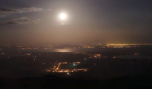 Bitlis'te Van Gölü'ne yansıyan dolunay manzarası büyüledi