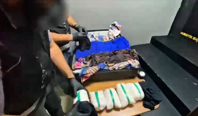 Kargo aracındaki bavuldan 17 kilo uyuşturucu çıktı