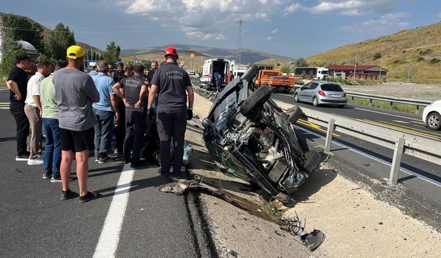 İtfaiye Ekipleri Kazada Araçta Sıkışan 5 Kişiyi Kurtardı