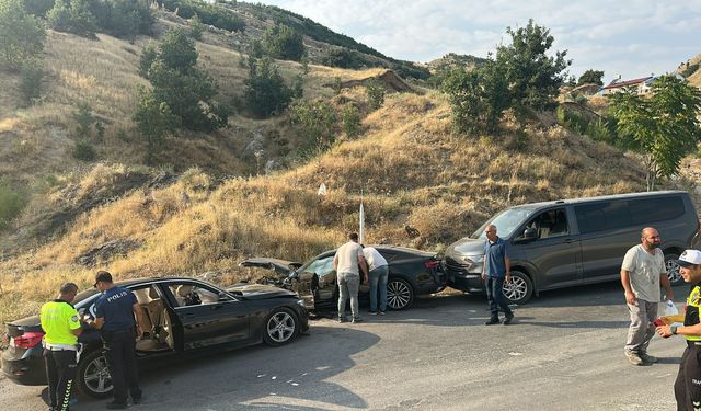 3 Aracın Karıştığı Zincirleme Kazada 5 Kişi Yaralandı