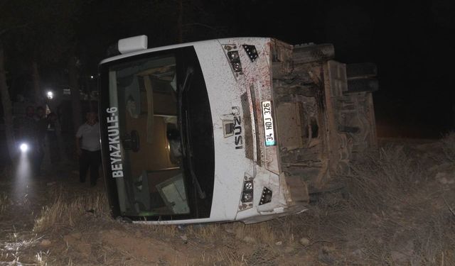 Servis Otobüsü Eşeğe Çarparak Devrildi: 15 İşçi Yaralandı