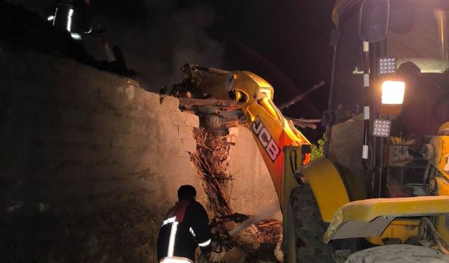 Van'da Samanlık Yangını Paniğe Neden Oldu