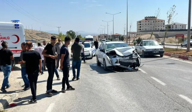 İki Otomobil Çarpıştı: 2 Kişi Yaralandı