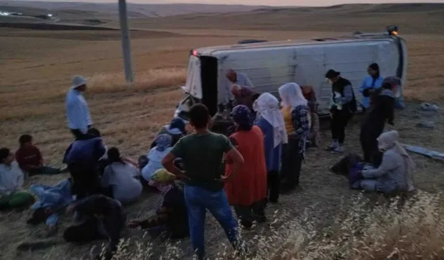 Tarım İşçilerini Taşıyan Minibüs Devrildi: 17 Kişi Yaralandı