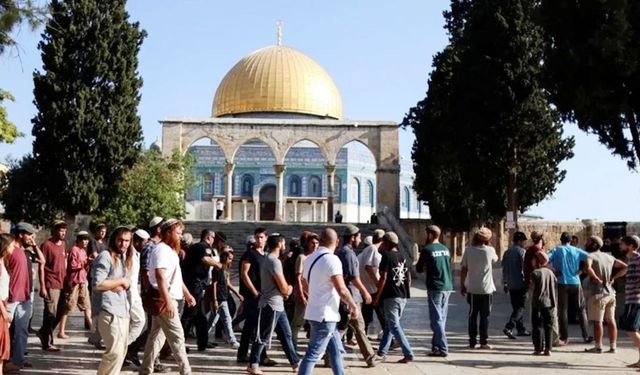 İşgalcier Mescid-i Aksa'ya baskın düzenledi