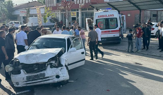 Dörtyol Kavşağı’nda İki Araç Çarpıştı: 3 Kişi Yaralandı