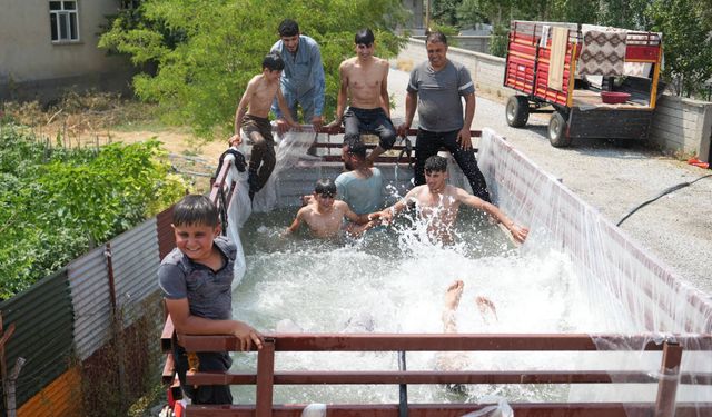 Muş’ta Gençlerden Sıcakta Serinleten Fikir: Römorktan Havuz Yaptılar