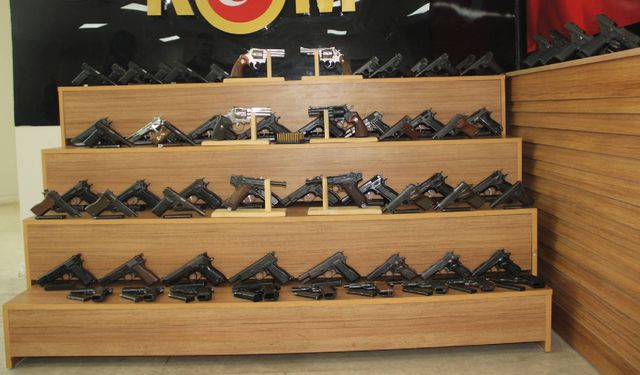 Motor Kaputundan 65 Ruhsatsız Tabanca Çıktı: Aralarında İkinci Dünya Savaşı'nda Kullanılan Silahlar da Var