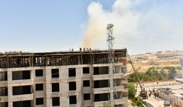 6 Katlı Binanın Çatısı Alev Aldı: Korku Dolu Anlar