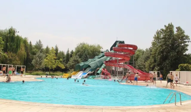 Sıcaklardan Bunalan Vatandaşlar Havuzlara Akın Ediyor