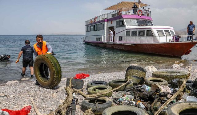 Van Gölü’nün Dibinden Çıkan Atıklar Şaşkına Çevirdi