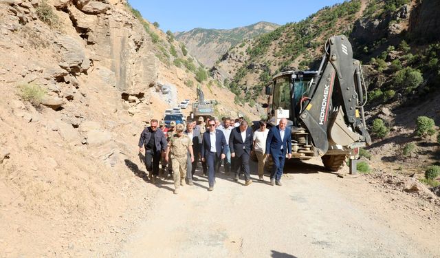 Vali Karakaya, Mutki’de yol çalışmalarını yerinde inceledi