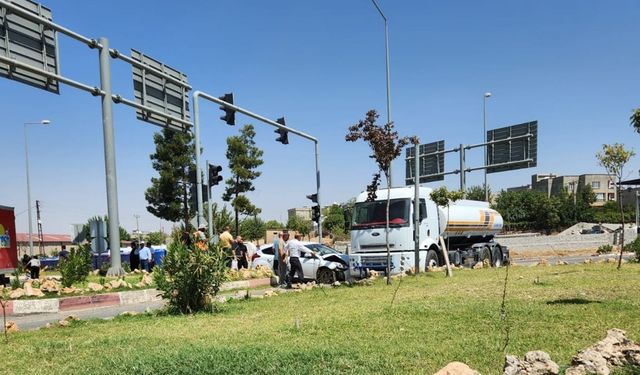 Su Tankeri ile Otomobil Çarpıştı: 11 Yaşındaki Çocuk Yaralandı
