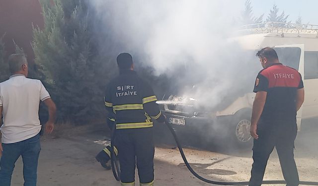 Park halindeki minibüs alevlere teslim oldu