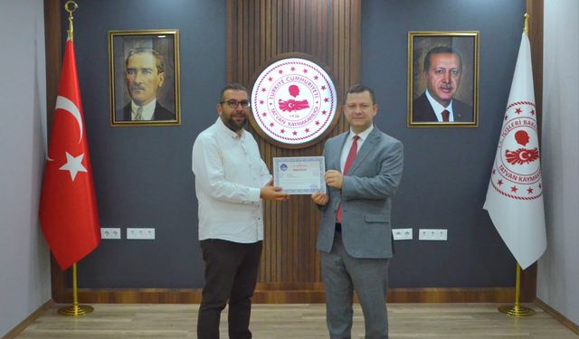 Yavru Kediyi Annesine Kavuşturan Bitlis'te Görevli Öğretmene Kaymakamdan Başarı Belgesi