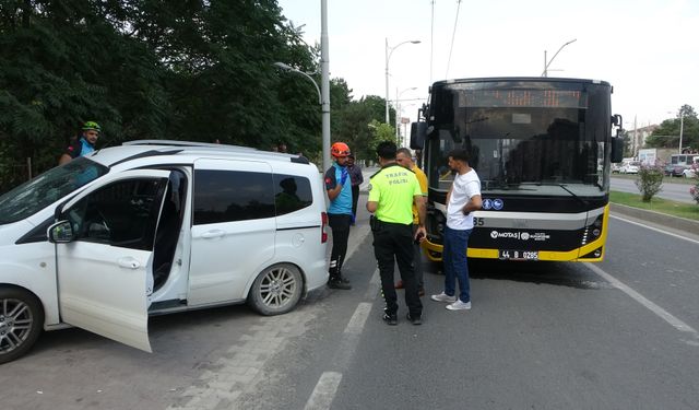 Halk Otobüsü ile Hafif Ticari Araç Çarpıştı