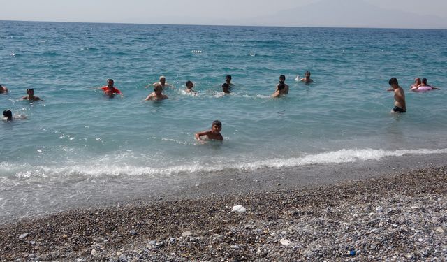 Van Gölü’nün Mavi Bayraklı Plajı Tatilcilerin Gözdesi Oldu