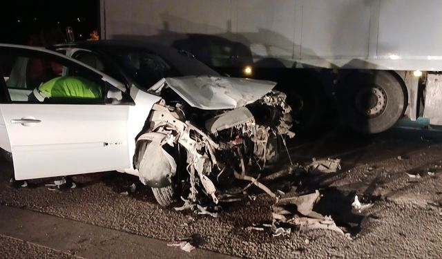 Tır ile Otomobil Çarpıştı: 3 Kişi Yaralandı
