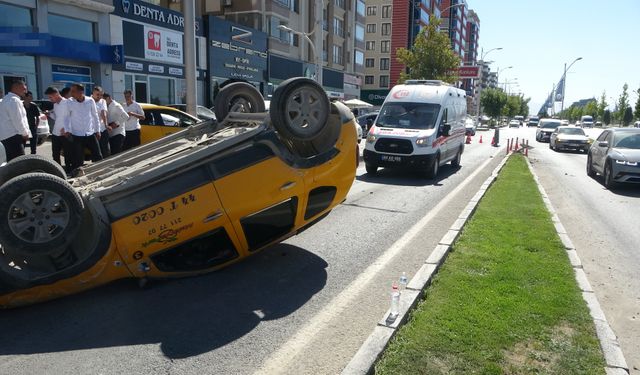 Kontrolden Çıkan Taksi Ters Döndü: 1 Yaralı