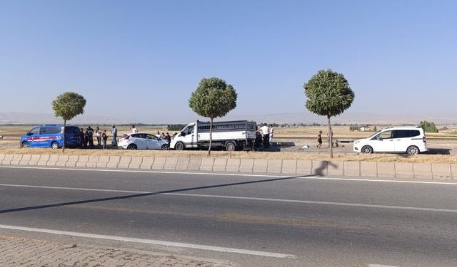 Kamyonet ve Otomobil Çarpıştı: 2 Yaralı