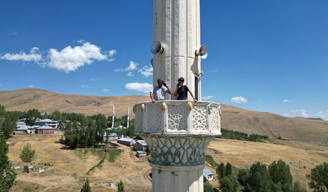 Van’da vatandaşlar telefon görüşmesi için minareye çıkıyor
