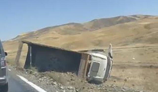 Muş’ta hafriyat kamyonu şarampole yuvarlandı: 1 yaralı