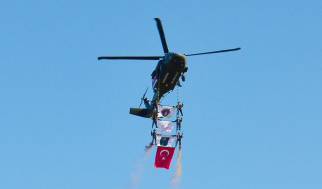 Malazgirt etkinliklerinde Çelik Kanatlar'ın gösterisi nefes kesti