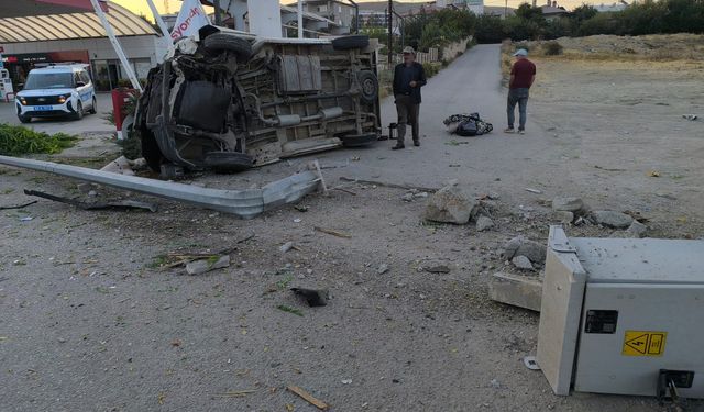 Van’da hafif ticari araç kaldırıma çarptı: 4 yaralı