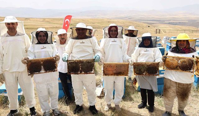 Kadınlar Arıcılıkla Ekonomiye Katkı Sunuyor