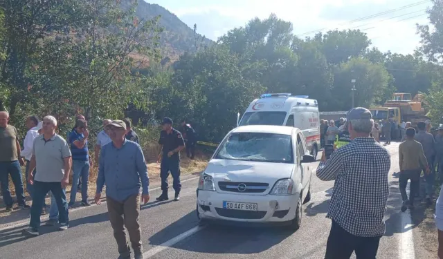 Cenazeye gidenlere otomobil çarptı: 2 ölü, 3 yaralı