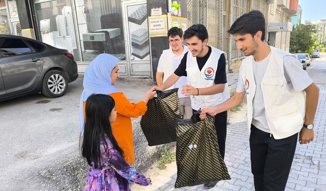 Yetimler Vakfı Van’da yetim öğrencilere kırtasiye desteği sağladı
