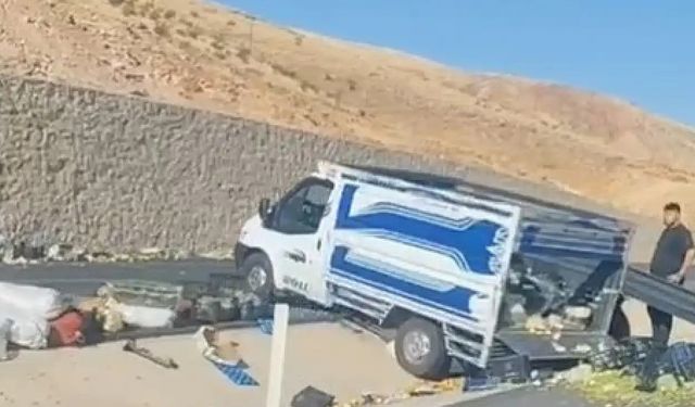 Siirt’te Pikap Kontrolden Çıktı, Meyve ve Sebzeler Yola Saçıldı