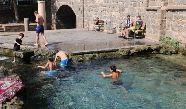 Sıcaktan Bunalan Diyarbakırlı Çocuklar Kalktıkları Gibi Süs Havuzlarına Koşuyor