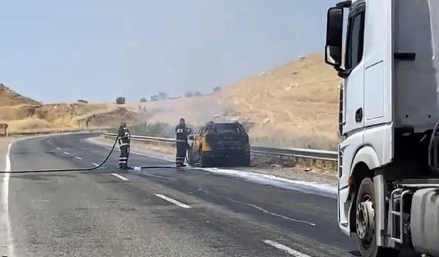 Diyarbakır'da seyir halindeki araç alev alev yandı