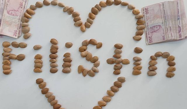 Hasat Ettiği Bademlerin Gelirini Gazze'ye Bağışladı
