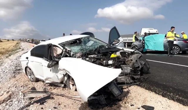 İki Otomobil Çarpıştı: Evli Çift ile 2 Aylık Bebekleri Öldü