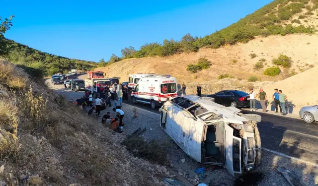 Tarım İşçilerini Taşıyan Minibüs Devrildi: 19 Yaralı