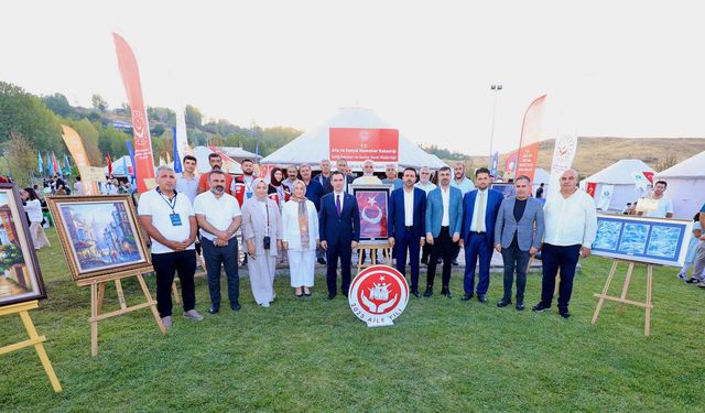 Vali Karakaya ve Protokol, Ahlat Şenlikleri’nde Vatandaşlarla Buluştu