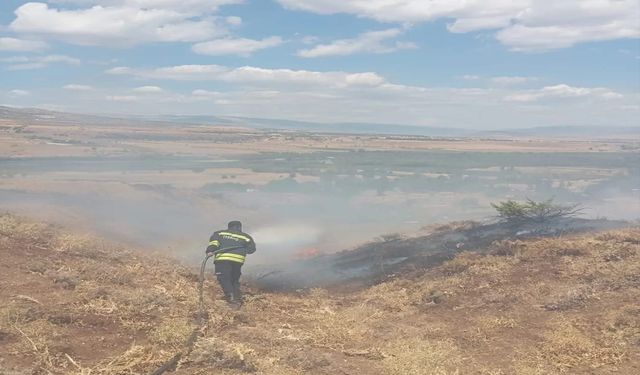 Bingöl’de örtü yangını. soğutma çalışmaları devam ediyor