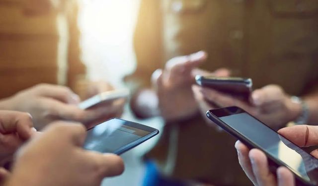 Cep telefonu kamburluğu: Sessiz tehlike kapıda!