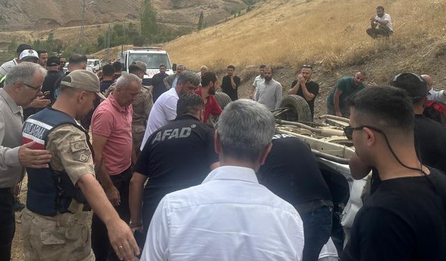 Kamyonet Uçuruma Yuvarlandı: 2 Ölü, 1 Yaralı