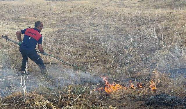 Hakkari'de anız yangını evlere kadar ulaştı, ekipler müdahale ediyor