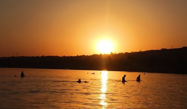 Ahlat'ta Van Gölü’nde Gün Batımında Yüzme Keyfi