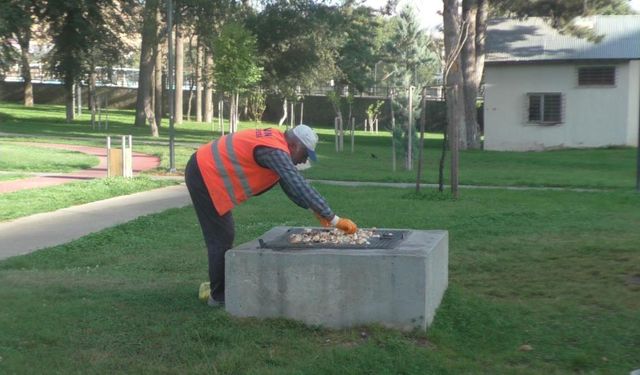 Tatvan’da Temizlik İşçisinden Örnek Davranış: Ekmekleri Hayvanlarla Paylaşıyor