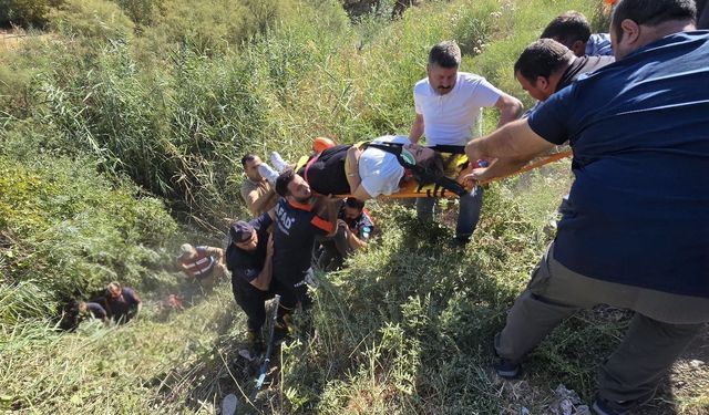 Öğretmenleri Taşıyan Otomobil Dereye Uçtu: 2 Yaralı